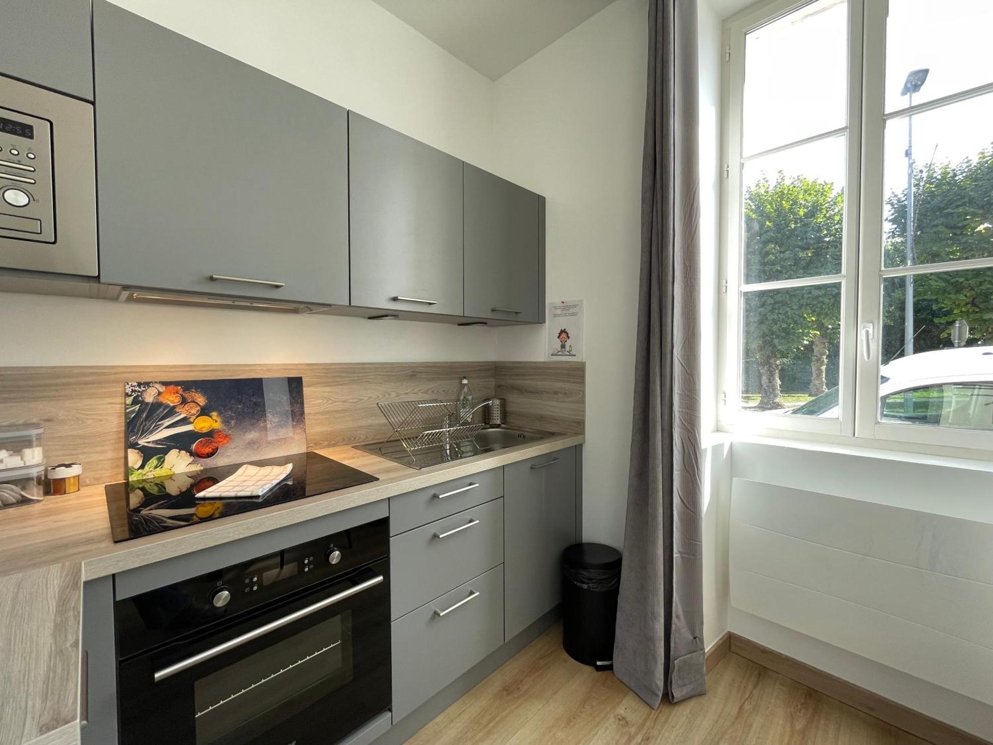 Bel appartement, rez-de-chaussée, parking gratuit Chablis Exterior foto