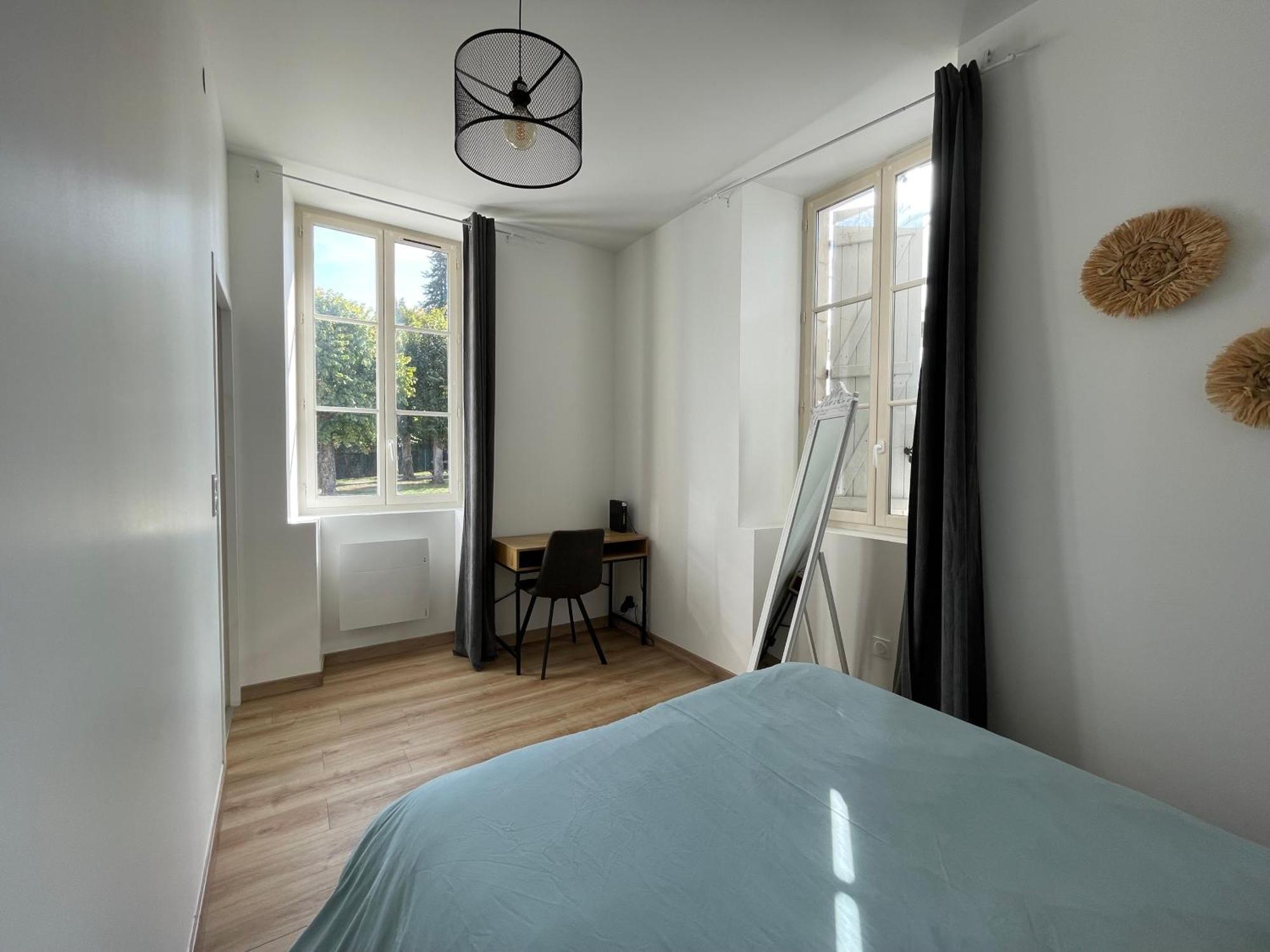Bel appartement, rez-de-chaussée, parking gratuit Chablis Exterior foto